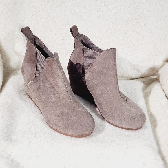 Tom’s Taupe Grey Suede Kelsey Booties Size 7W - Picture 7 of 9